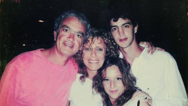 Fin de año. Eva, Carlos -su esposo-, Martín y Malena despedían el 2004 con un abrazo.