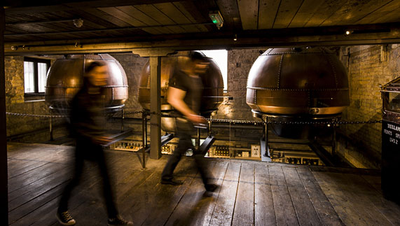 Inner workings at the Tullamore D.E.W Distillery ofrecido por Tullamore D.E.W