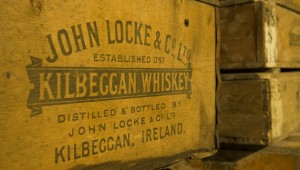Original whiskey crates at the Kilbeggan Distllery, County Westmeath ofrecido por Kilbeggan Whiskey