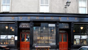 The façade of Morrisseys Pub in Abbeyleix ofrecido por Pól Ó Conghaile